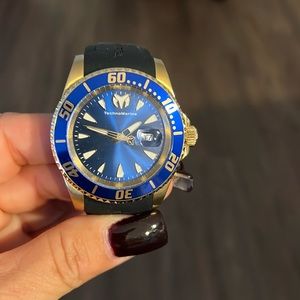 Invicta Watch with Ajustable Strap Battery Operated Currently Working